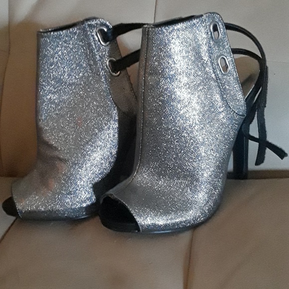 Shoes - Picture 4 of 4